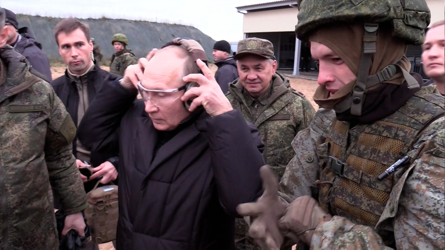 Путин протестировал снайперскую винтовку Драгунова на полигоне под Рязанью. Фото © LIFE