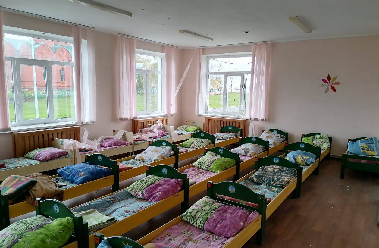 Спальня детсада в селе Муром Белгородской области, который обстреляли ВСУ. Фото © Telegram / Настоящий Гладков