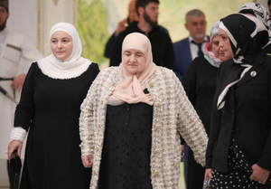 Путин наградил мать Рамзана Кадырова орденом Почёта
