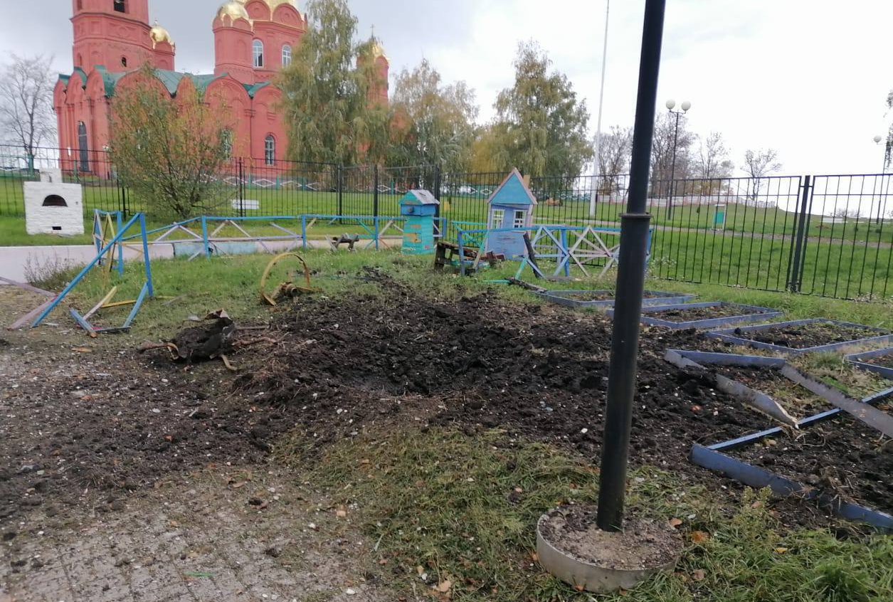 Снаряд ВСУ попал на детскую площадку в Белгородской области. Фото © Telegram / Настоящий Гладков