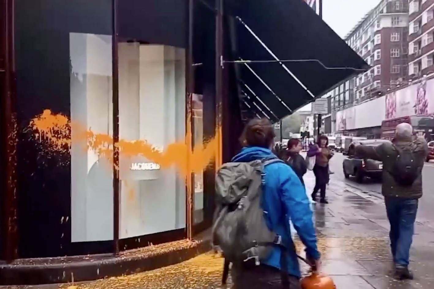 Жертвой очередного перформанса британских экоактивистов стал универмаг Harrods в Лондоне