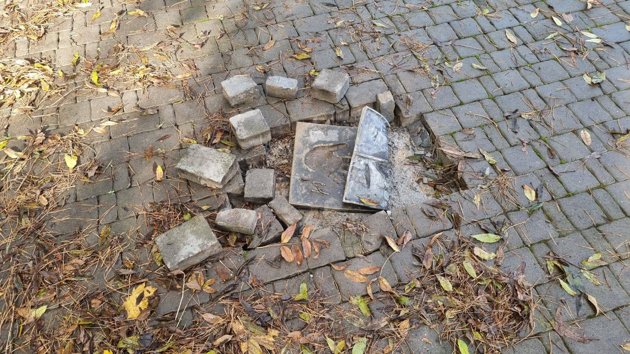 Вандалы сломали бронзовую доску Семёна Слепакова, установленную в его родном городе