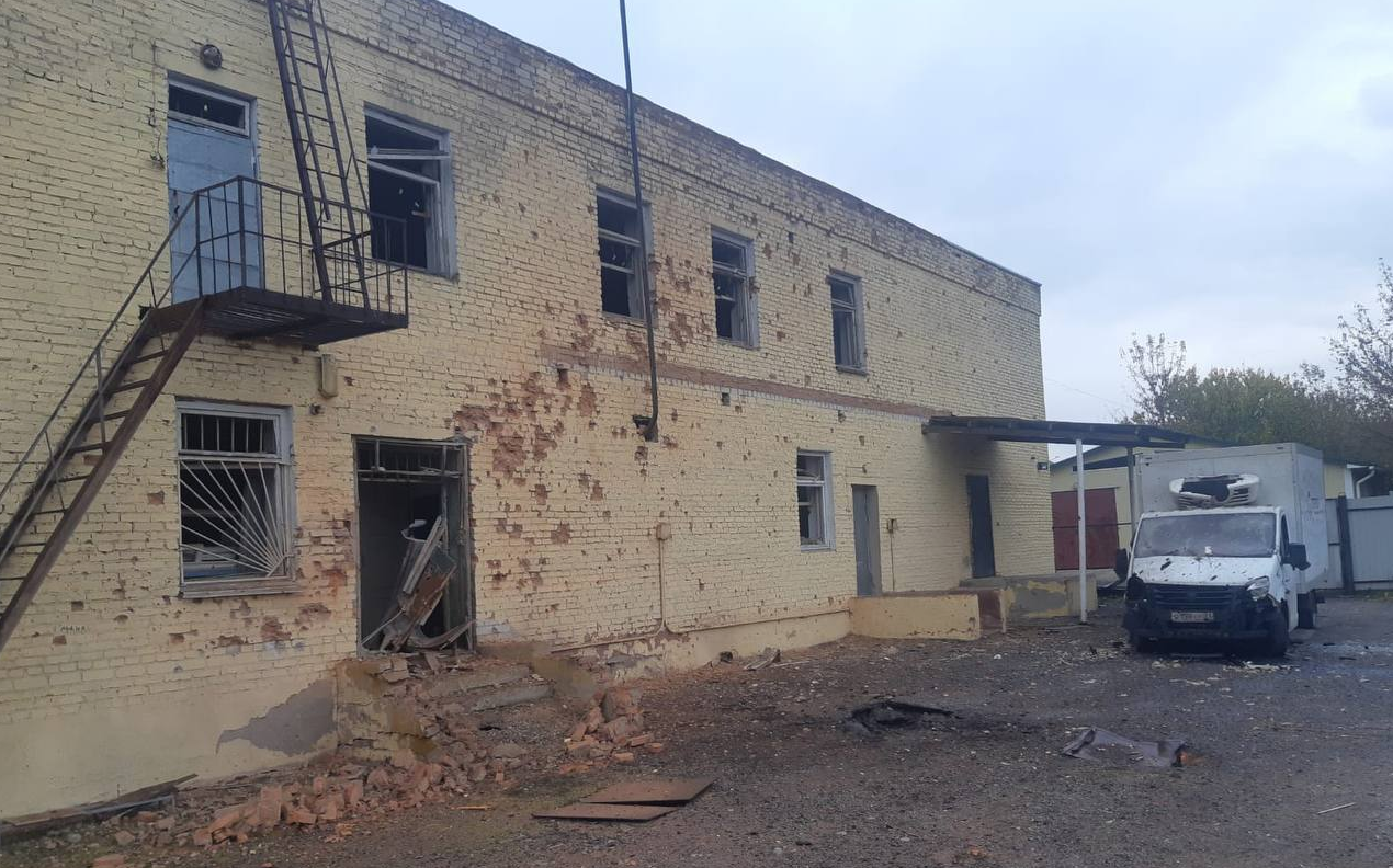 Здания повреждены после обстрела ВСУ села Муром в Белгородской области Фото © Telegram / Настоящий Гладков