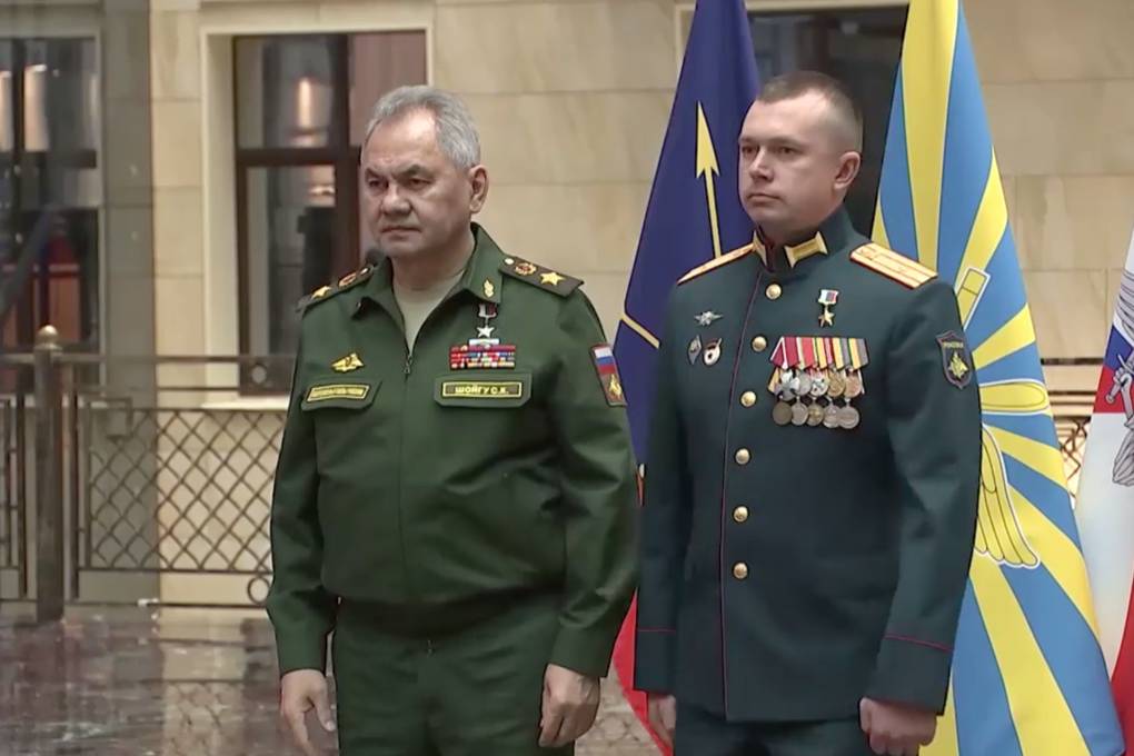 Шойгу вручил медали Золотая Звезда героям спецоперации на Украине