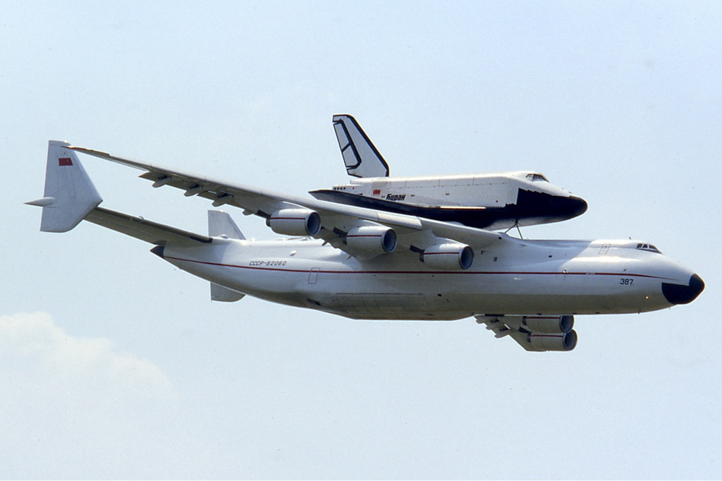 Транспортный самолёт Ан-225 "Мрия" и космический корабль "Буран". Фото © Wikipedia / Ralf Manteufel 
