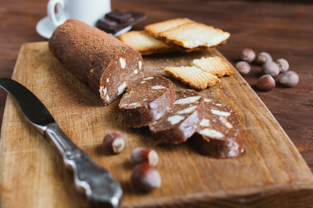 Готовить шоколадную колбаску с печеньем и сгущёнкой по этому проверенному рецепту — одно удовольствие, а дождаться, пока лакомство застынет, — то ещё испытание. Фото © Shutterstock