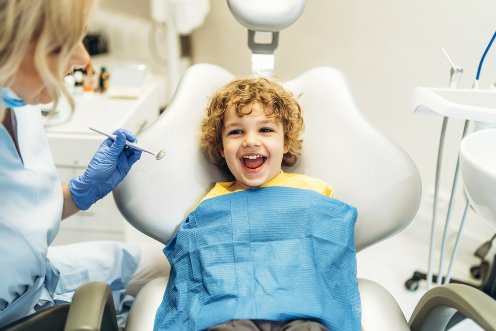 Стоматолог объяснил, как защитить детские зубы от разрушения эмали и кариеса