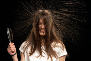 Эксперт рассказала, как спастись от наэлектризованных волос