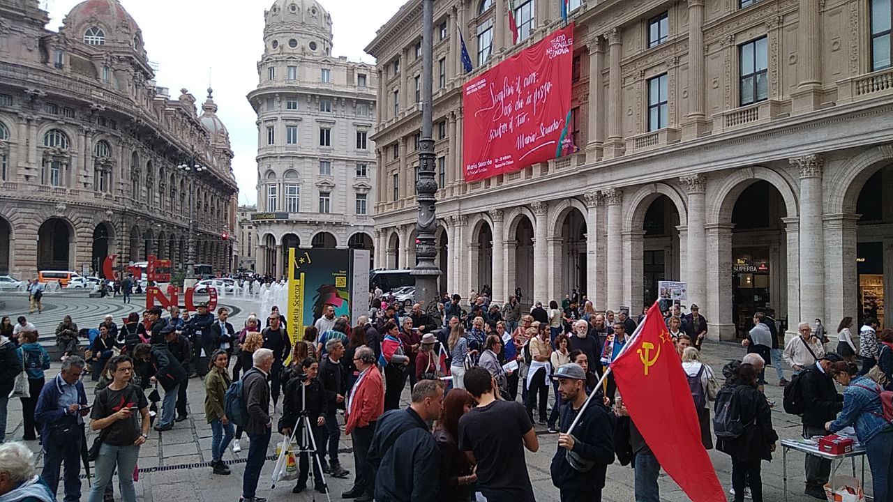 В Генуе сотни людей вышли на акцию протеста против антироссийских санкций и помощи Киеву