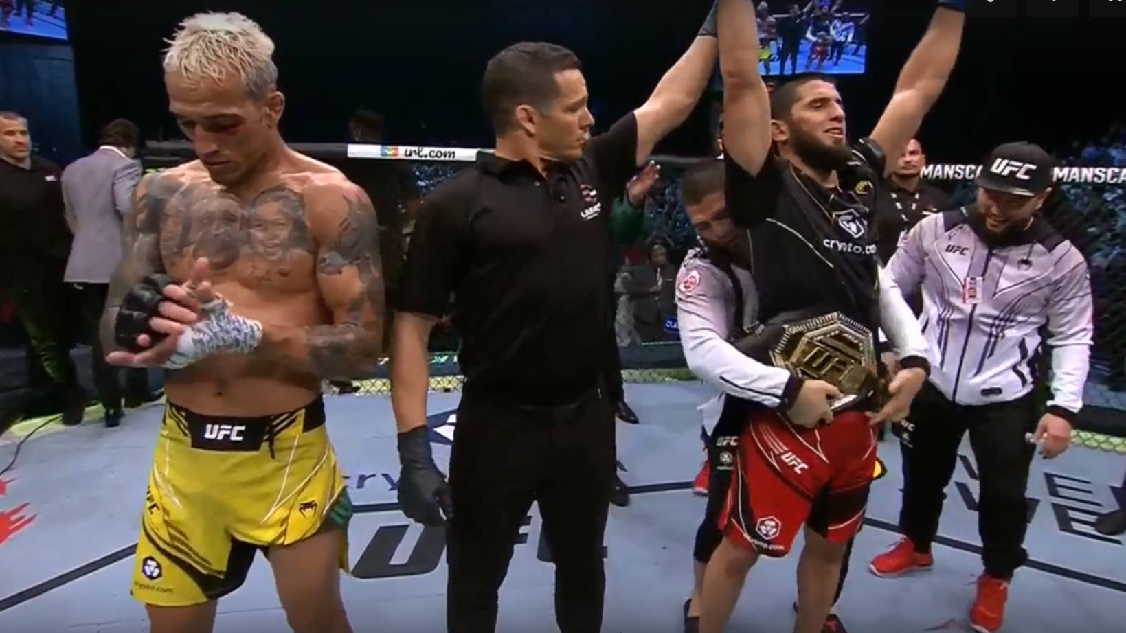 "Оливейра подал знак, что сдаётся": Россиянин Махачев стал новым чемпионом UFC в лёгком весе