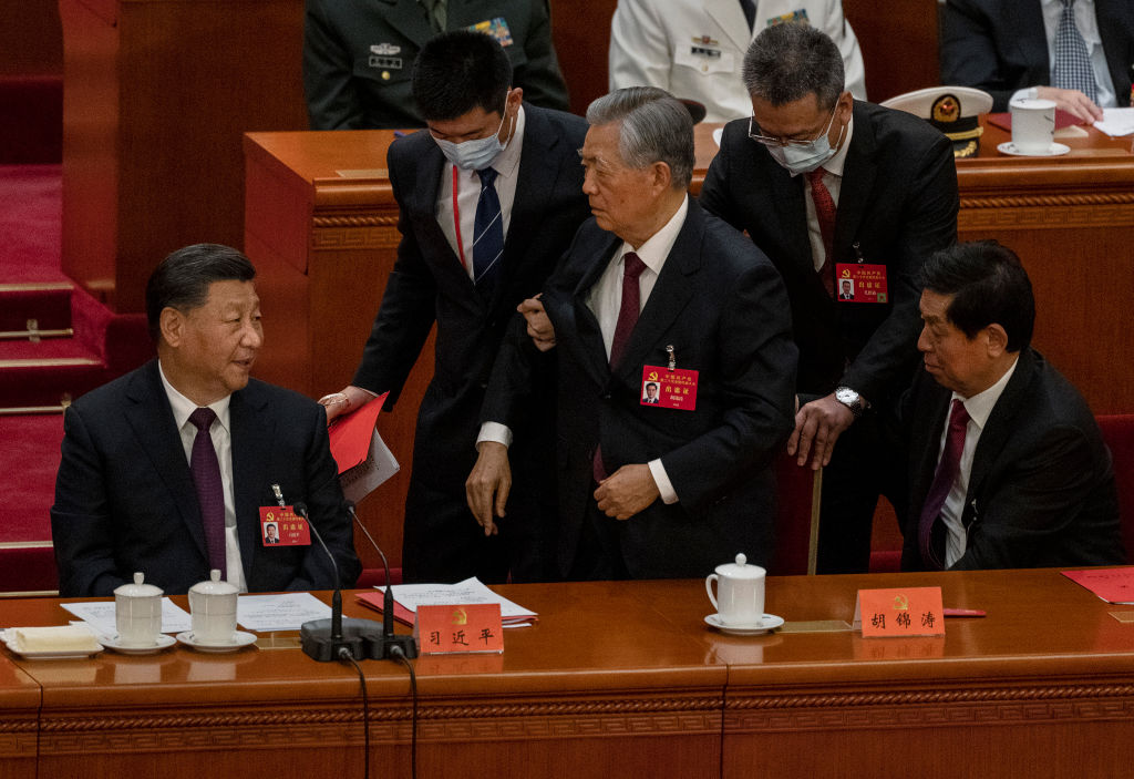 В КНР раскрыли, почему экс-лидер страны Ху Цзиньтао досрочно покинул заседание съезда КПК
