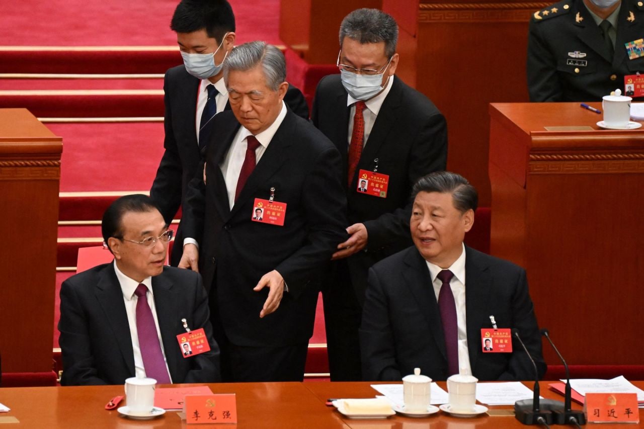 Экс-лидера Китая Ху Цзиньтао вывели из зала заседания съезда КПК