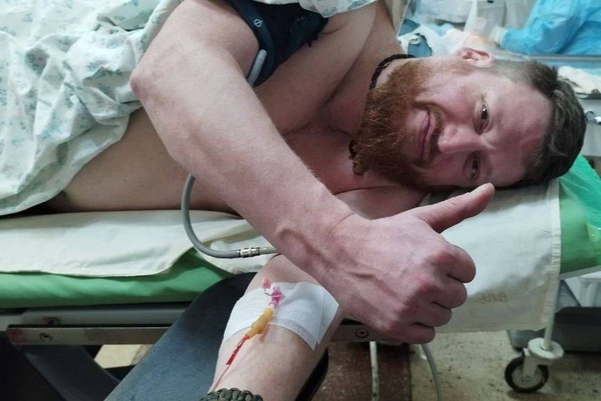 Семён Пегов в больнице после травмирования. Фото © Telegram / WarGonzo