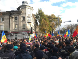 "Долой диктатуру": В Кишинёве начались стычки между протестующими и полицией

