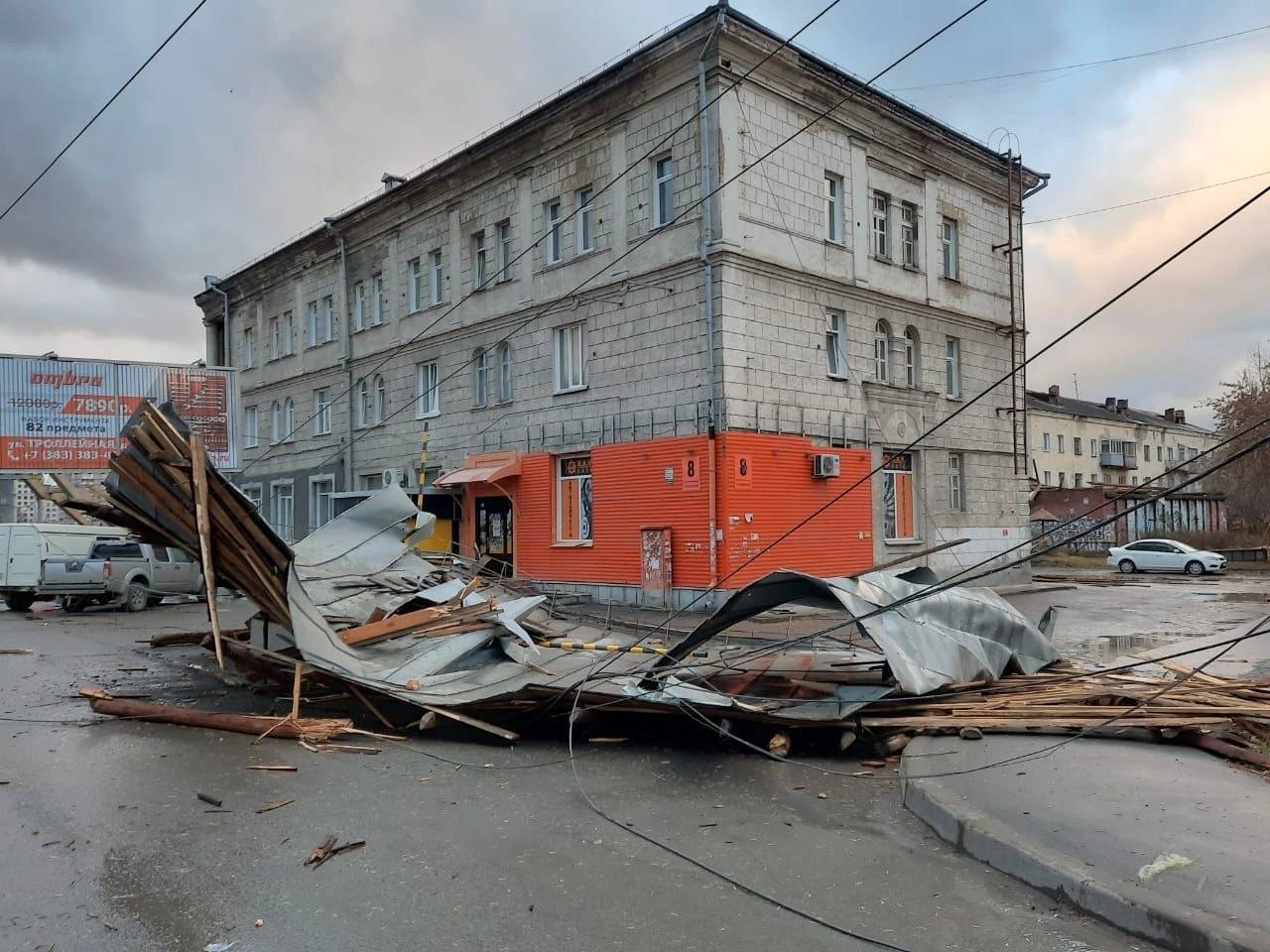 В Новосибирске сорвало крышу со здания. Фото © ГУ МЧС РФ по региону