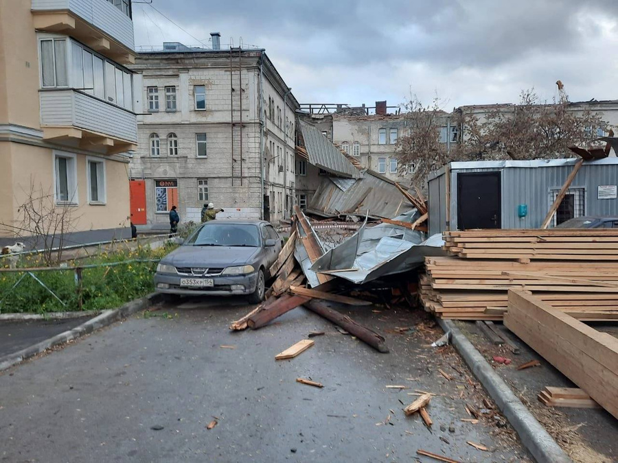 В Новосибирске сорвало крышу со здания. Фото © ГУ МЧС РФ по региону