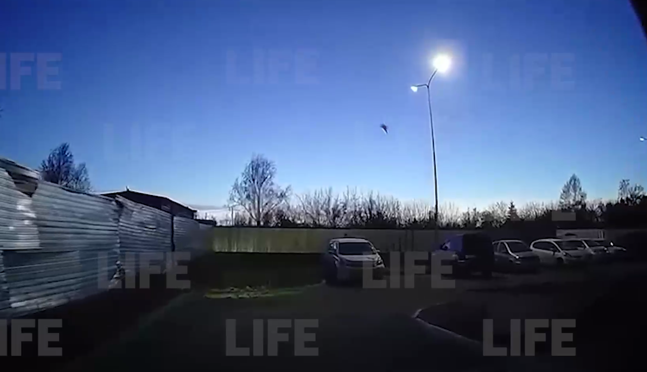 Лайф публикует видео момента падения Су-30 на дом в Иркутске