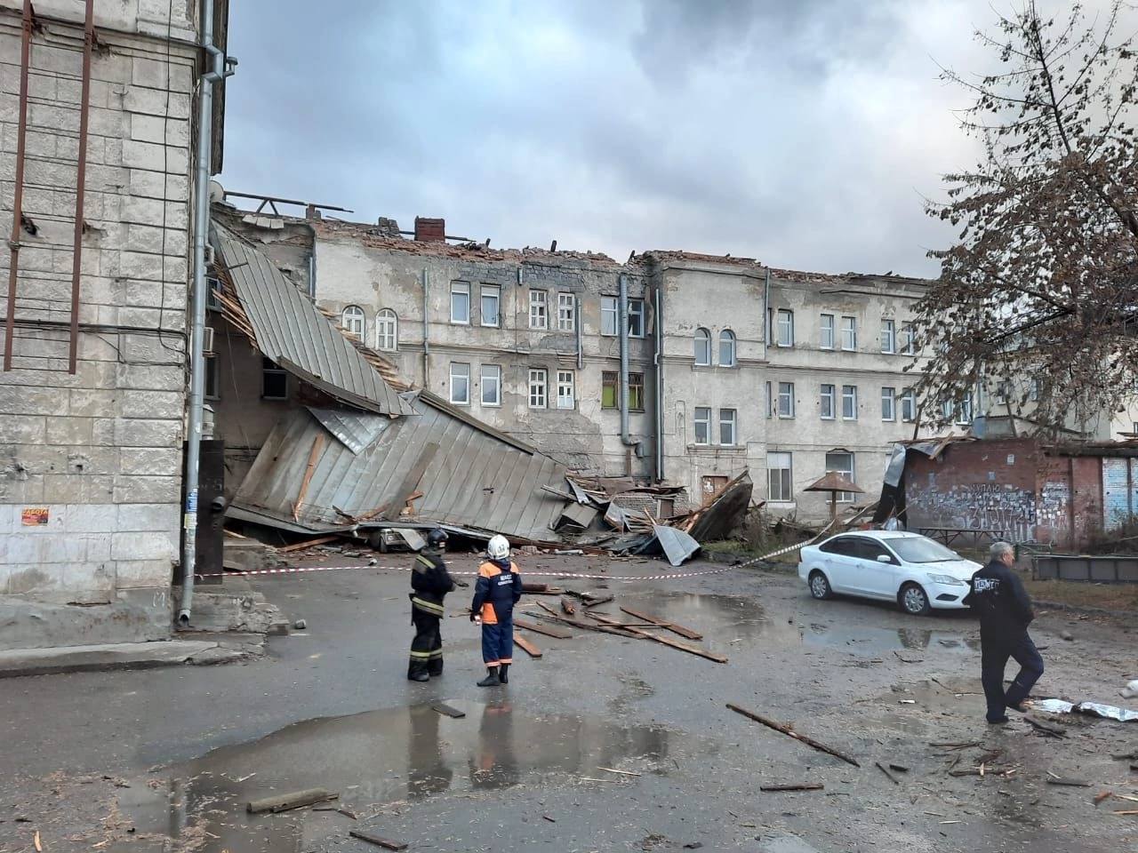 В Новосибирске сорвало крышу с общежития, завалило машины