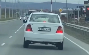 "Кошмар!": Сахалинцев шокировала перевозка ребёнка на задней полке авто
