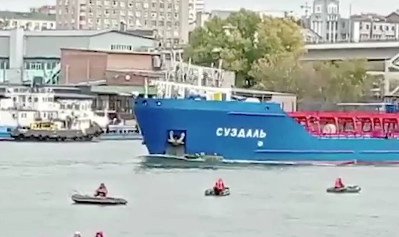 Огромный танкер снёс моторную лодку с тремя рыбаками в Ростове-на-Дону