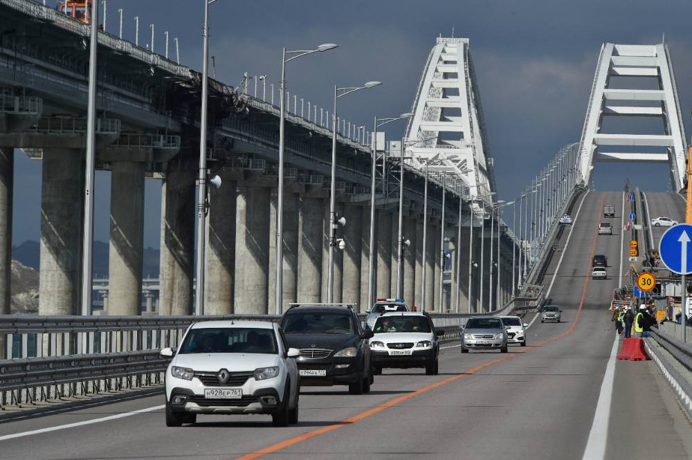 На Крымском мосту открыли движение машин по отремонтированной части дороги