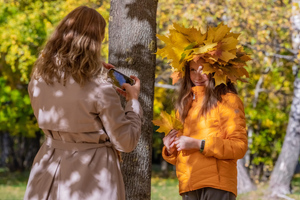Клещи, грибок и не только: Россиян предупредили об опасности осенних фотосессий в листьях