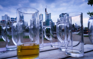 Ни выпить, ни закусить: Немцы рискуют остаться без пива и колбасок