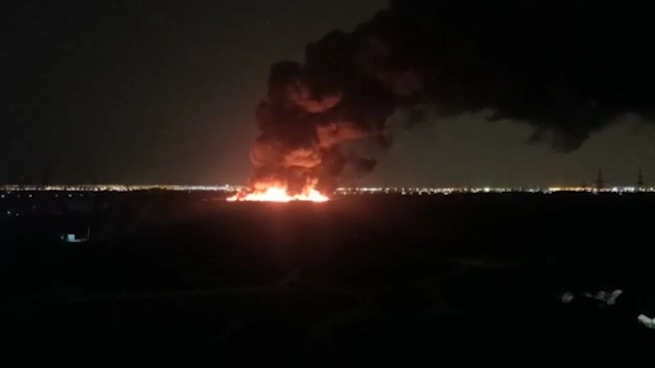 Пожар в шесть тысяч квадратов: К тушению огня на складе в Петербурге привлекли специальный поезд