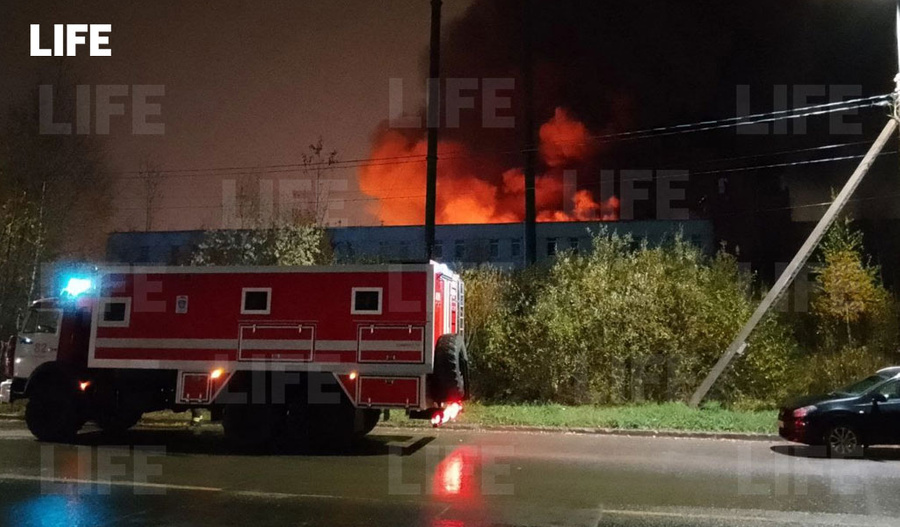 Пожар на складе в Санкт-Петербурге. Фото © LIFE