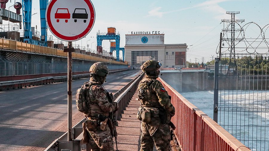 Российские военнослужащие на посту у Каховской ГЭС. Фото © ТАСС / EPA / SERGEI ILNITSKY