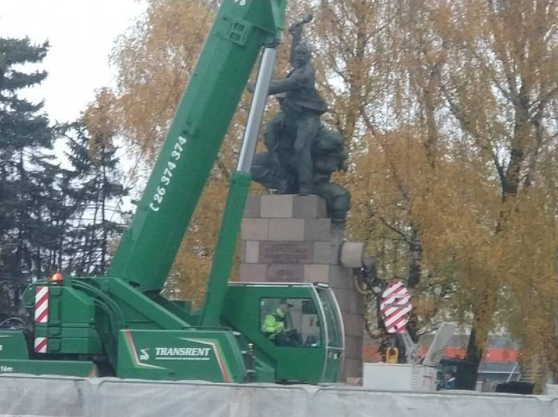 Демонтаж памятника. Фото © СК РФ