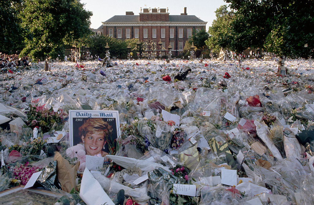 Букеты в память о погибшей в автокатастрофе принцессе Диане у Кенсингтонского дворца. Фото © Getty Images / Liba Taylor / CORBIS