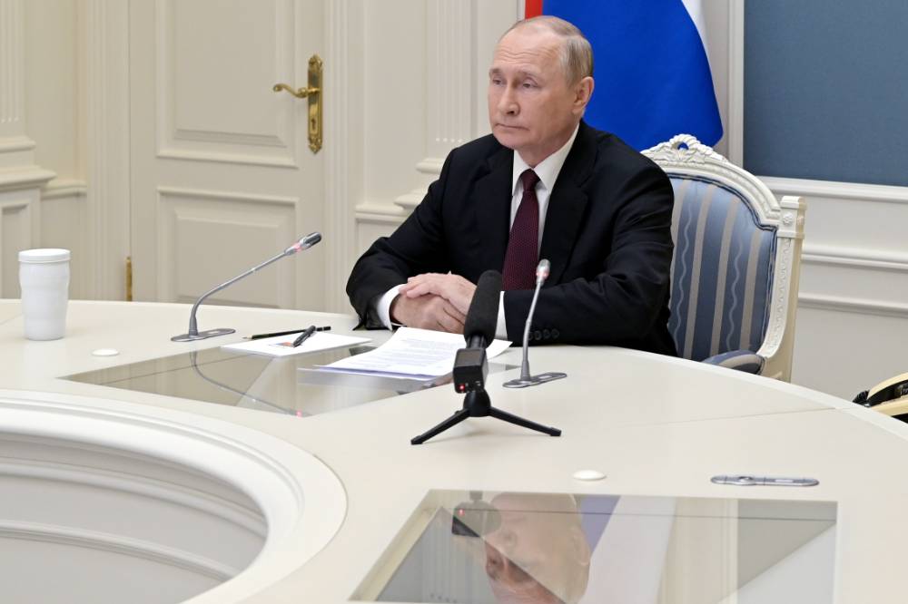 Путин: Мир становится многополярным, но кто-то ещё пытается 