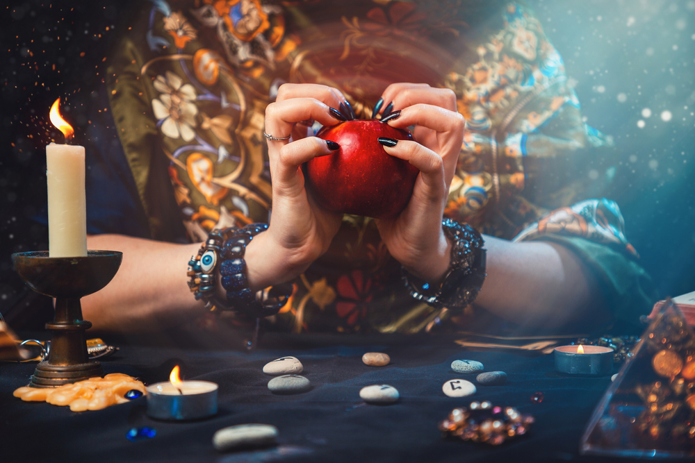 Погадать на любовь на Хэллоуин можно с помощью кожуры яблока: её следует аккуратно срезать, а затем бросить за спину. В том, как ляжет кожура, можно увидеть инициалы будущего мужа или жены. Фото © Shutterstock