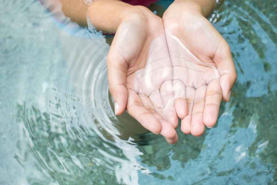 Заговор на воде перед Днём Всех Святых поможет защитить место, в котором вы живёте. Фото © Shutterstock