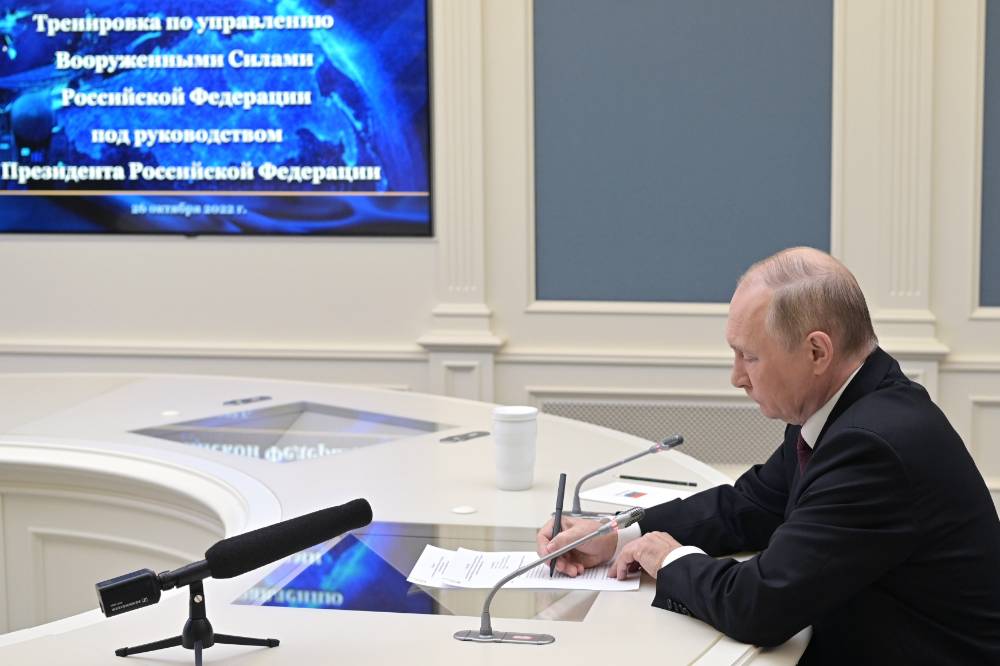 Путин призвал максимально защитить места массового пребывания россиян