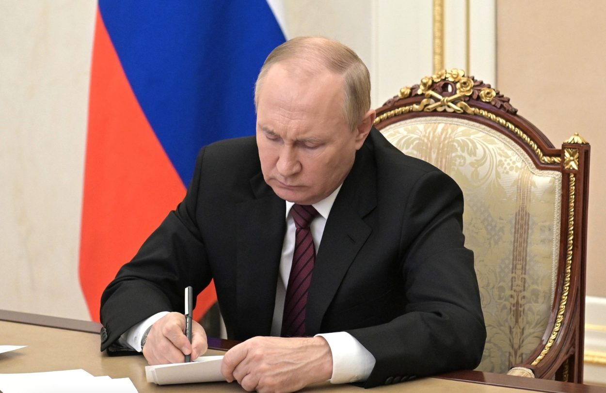 Путин продлил указ об экономических мерах против недружественных стран на 2023 год