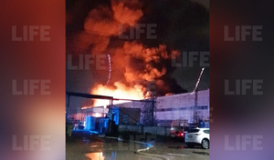 У горящего в Петербурге склада рухнула крыша