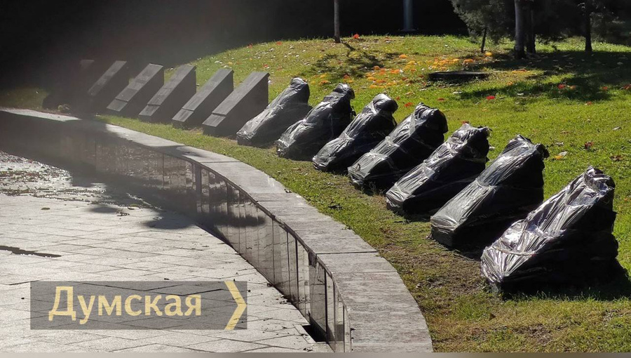 Мемориалы российских городов-героев, закрытые чёрной плёнкой. Обложка © Telegram / Думская — новости Одессы. Украина