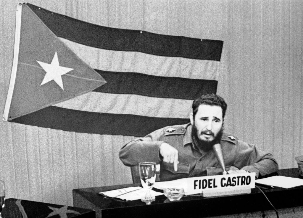 Премьер-министр Фидель Кастро выступает с речью по радио и телевидению, во время которой говорит о мерах, принятых Соединёнными Штатами в отношении Кубы. Фактически после поставки советских ракет на Кубу во время холодной войны Соединённые Штаты объявили блокаду острова. Фото © Getty Images / Keystone-France / Gamma-Keystone