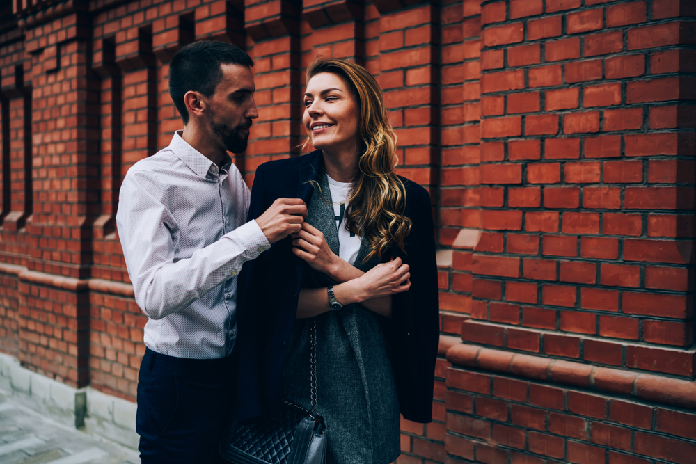 Мужская привычка помогать надевать верхнюю одежду заставляет женщин влюбляться. Фото © Shutterstock