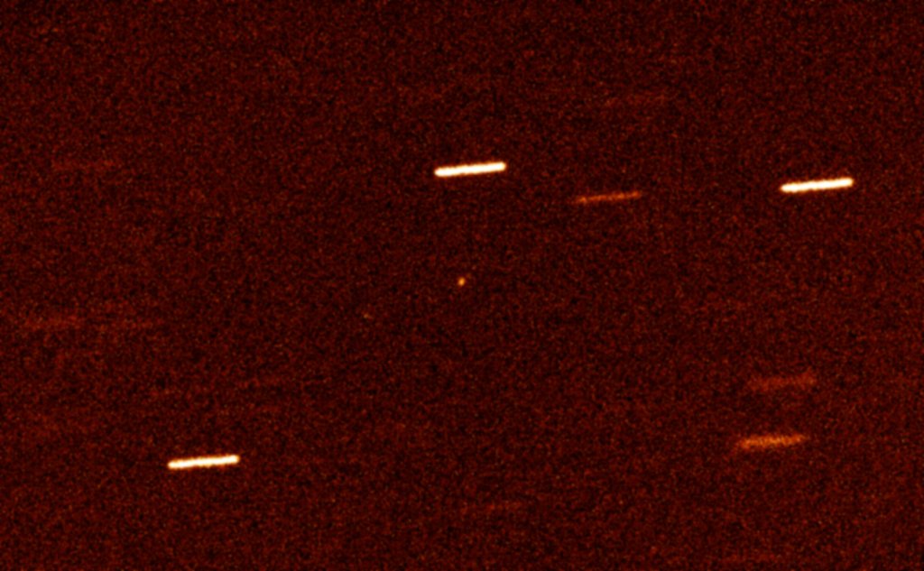 Фотография 1/Оумуамуа (светлая точка в центре), сделанная с помощью 4,2-метрового телескопа Уильяма Гершеля на Канарских островах 28 октября 2017 года. Фото © Wikipedia