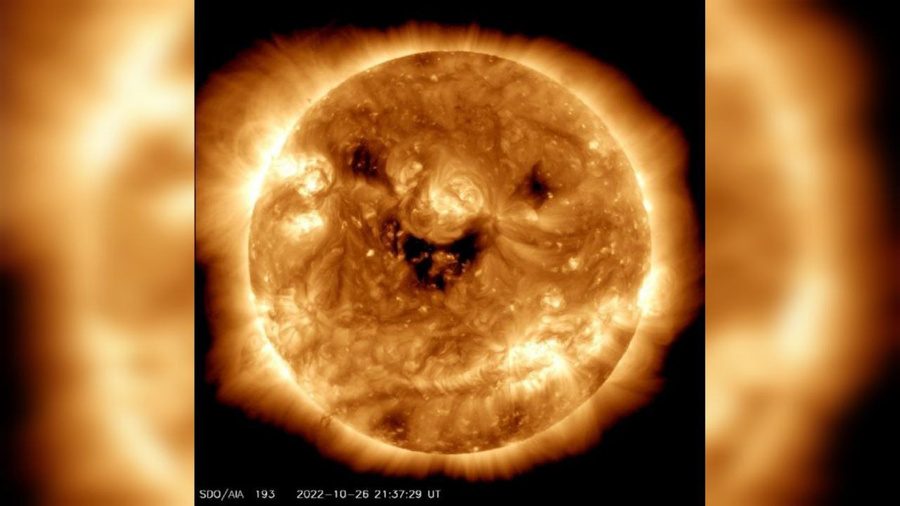 NASA сфотографировало "улыбающееся" Солнце. Обложка © Twitter / NASA