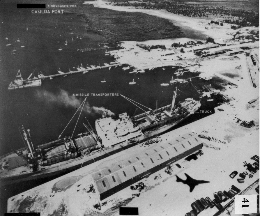 Турбоход "Физик Курчатов" в порту Касильда. Погрузка ракет. На причале видна тень от F-101 "Вуду", самолёта-разведчика, сделавшего снимок. 6 ноября 1962 года. Фото © Public Domain
