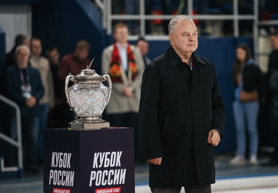 Борис Скрынник. Обложка © VK / Федерация хоккея с мячом России