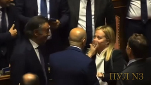 Премьер Италии Мелони случайно поцеловалась сразу с двумя членами парламента