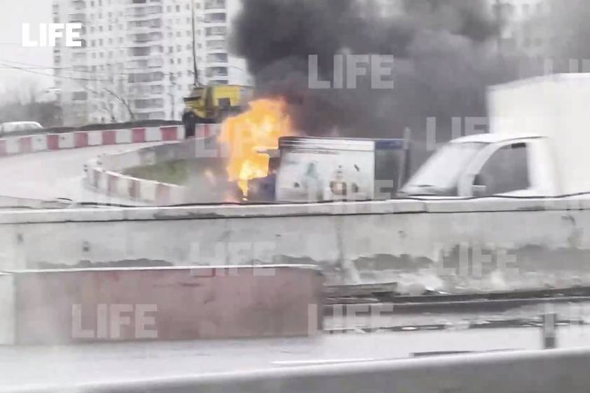 Загоревшийся фургон собрал пробку у съезда на МКАД на юге Москвы
