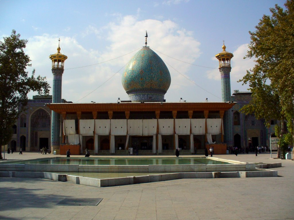 Власти в Иране сообщили о смерти исполнителя теракта в мавзолее Шах-Черах
