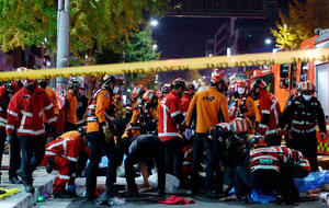 Массово откачивали на асфальте: Жертв давки в центре Сеула пытались спасти более тысячи врачей