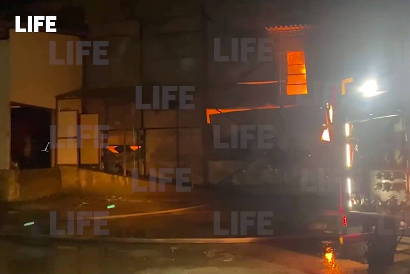 В Подмосковье загорелся цех по производству креветок на площади более 2000 кв. м